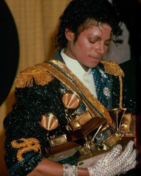 Khoảng cách lớn giữa đánh giá công chúng và phê bình trở thành một trong những điểm gây tranh luận nổi bật.