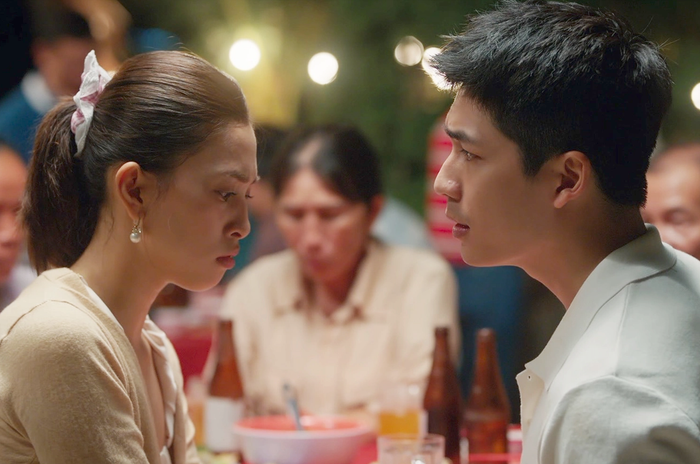 Các phim của Trấn Thành thường khai thác mạnh thoại đậm chất kịch, tiếng lóng, chửi thề và những tình huống gây cười hình thể, dễ tạo hiệu ứng tại thị trường nội địa.