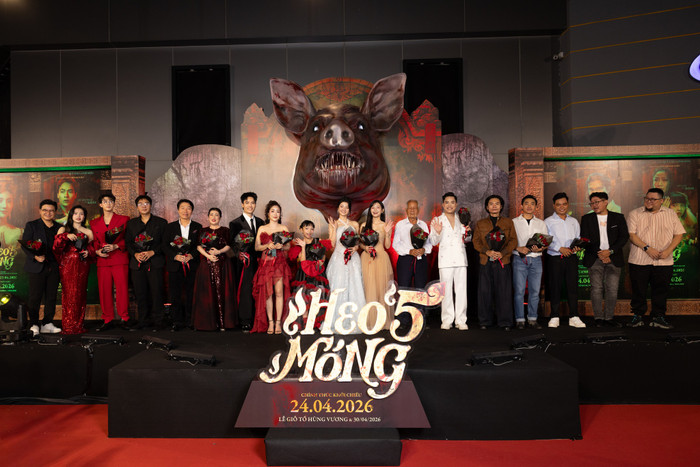 Heo năm móng thu hút sự chú ý ngay từ suất chiếu sớm với loạt hoạt động quảng bá sôi động.