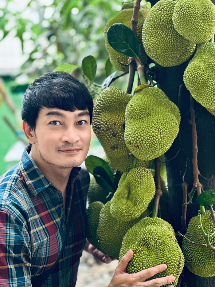 Ngoài đóng phim, nam diễn viên dành thời gian tận hưởng cuộc sống cũng như chăm sóc mẹ già.