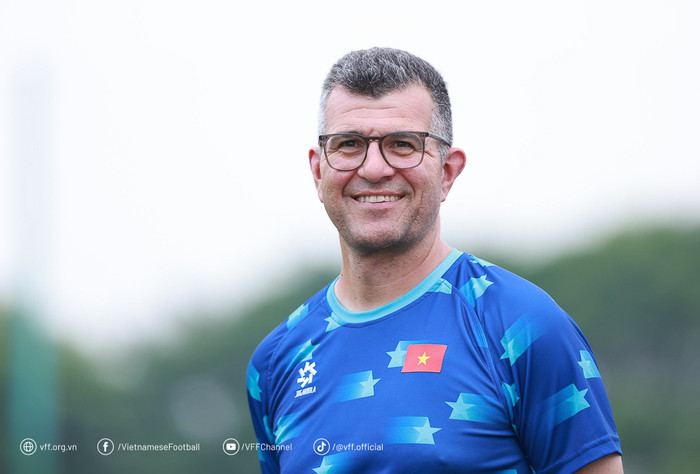 Sau chức vô địch U17 Đông Nam Á 2026 đầy thuyết phục, HLV Brazil Cristiano Roland không giấu được niềm tự hào khi nói về các học trò. Ảnh: VFF