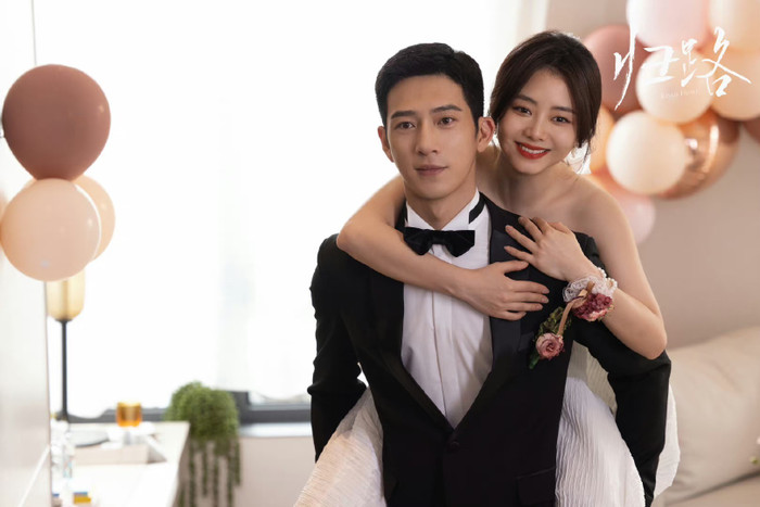 Chuyển thể từ tác phẩm của Mặc Bảo Phi Bảo, phim khai thác motif tình cũ gặp lại sau nhiều năm xa cách. Hai nhân vật chính trưởng thành trong những môi trường khác nhau, tạo nên sự đối lập thú vị. Khi hội ngộ, quá khứ và hiện tại đan xen, mở ra nhiều lựa chọn khó khăn. Tác phẩm chú trọng cảm xúc hơn là kịch tính. Đây là dạng ngôn tình trưởng thành, thiên về chiêm nghiệm.