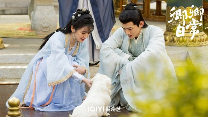 Bộ phim chọn hướng tiếp cận nhẹ nhàng khi khai thác đời sống thường nhật trong bối cảnh cổ trang. Thay vì tập trung vào tranh đấu, nội dung xoay quanh sinh hoạt và các mối quan hệ trong hậu cung. Nhịp phim chậm, nhiều tình huống đời thường tạo cảm giác gần gũi. Yếu tố hài hước được cài cắm xuyên suốt giúp giảm căng thẳng. Đây là lựa chọn phù hợp với khán giả thích sự thư giãn.