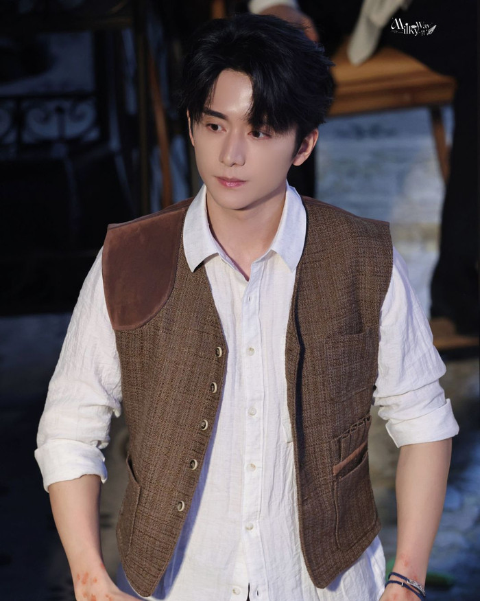 Là phần tiền truyện của series Đạo Mộ Bút Ký, tác phẩm mở rộng thế giới thám hiểm quen thuộc sang giai đoạn đầu thời Dân Quốc. Hai nhân vật chính thuộc Cục Hồ sơ Nam Bộ tham gia điều tra các vụ án huyền bí liên quan đến gia tộc họ Trương. Không chỉ mang màu sắc phiêu lưu, phim còn khai thác yếu tố chính trị và âm mưu giữa các thế lực quân phiệt. Đây được xem là dự án nối dài thương hiệu ăn khách với hướng tiếp cận mới. Nền tảng phát hành dự kiến là iQIYI.