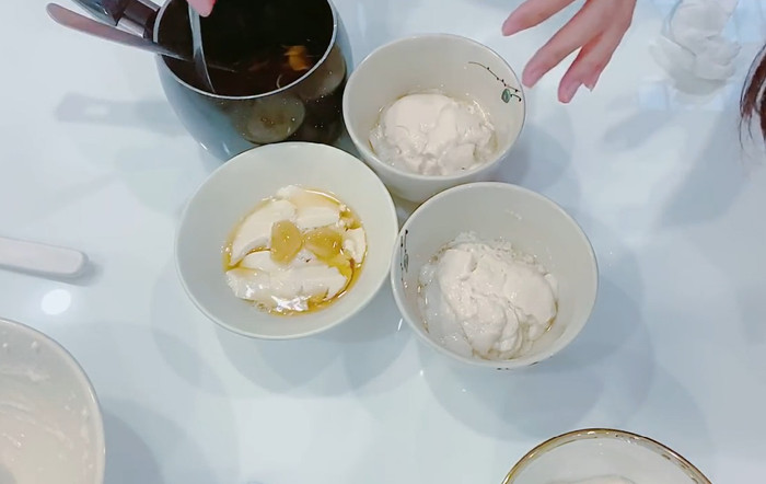 Điểm đặc biệt của tàu hũ nằm ở phần đậu hũ non mềm mượt, gần như tan ngay trong miệng. (Ảnh từ YouTube Thủy Tiên Official)