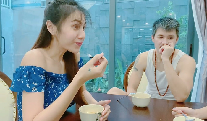 Tàu hũ nước đường, món ăn vặt phù hợp với ngày hè oi bức mà Thủy Tiên từng chia sẻ cách làm. (Ảnh từ YouTube Thủy Tiên Official)