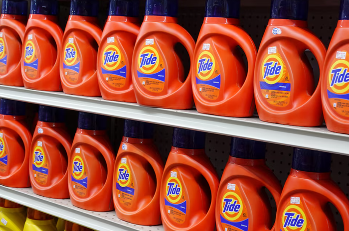 P&G cảnh báo lợi nhuận tài khóa 2027 sẽ giảm 1 tỷ USD do giá dầu tăng cao. Ảnh: Reuters