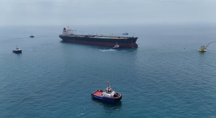 Hình ảnh từ máy bay không người lái của tàu chở dầu HELGA cập cảng tại một trong những cảng dầu ngoài khơi phía nam Iraq gần Basra khi nó chuẩn bị bốc dỡ dầu thô, trở thành tàu thứ hai đến kể từ khi eo biển Hormuz đóng cửa, ngày 24 tháng 4 năm 2026. Ảnh: &nbsp;REUTERS