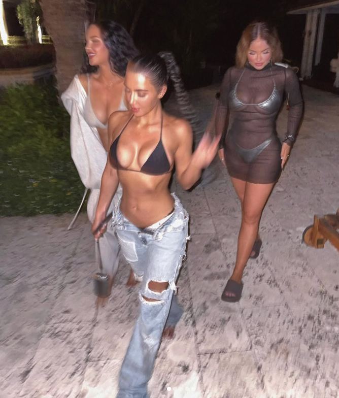 Kim Kardashian lăng xê xu hướng quần không cài cúc. Ảnh: IGNV