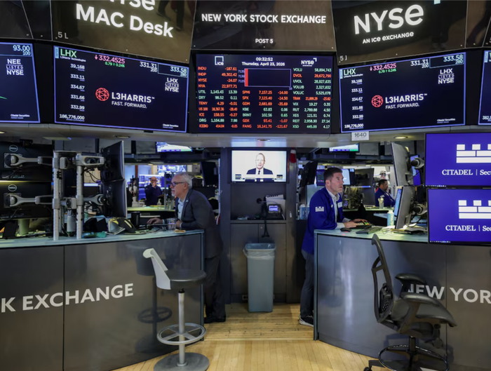 Dù thị trường đã phục hồi mạnh, giới đầu tư vẫn thận trọng trước nguy cơ xung đột kéo dài tại Trung Đông có thể tác động tiêu cực đến nền kinh tế thực (Ảnh: Reuters).