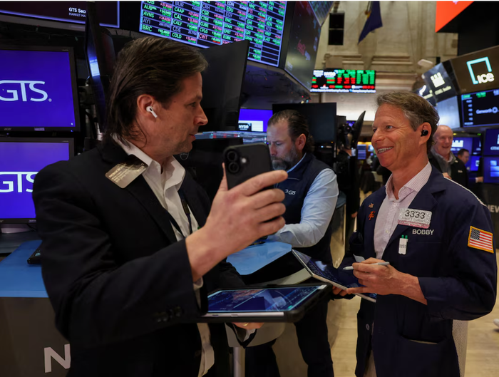 Các nhà giao dịch làm việc trên sàn giao dịch chứng khoán New York (NYSE) tại thành phố New York (Ảnh: Reuters).