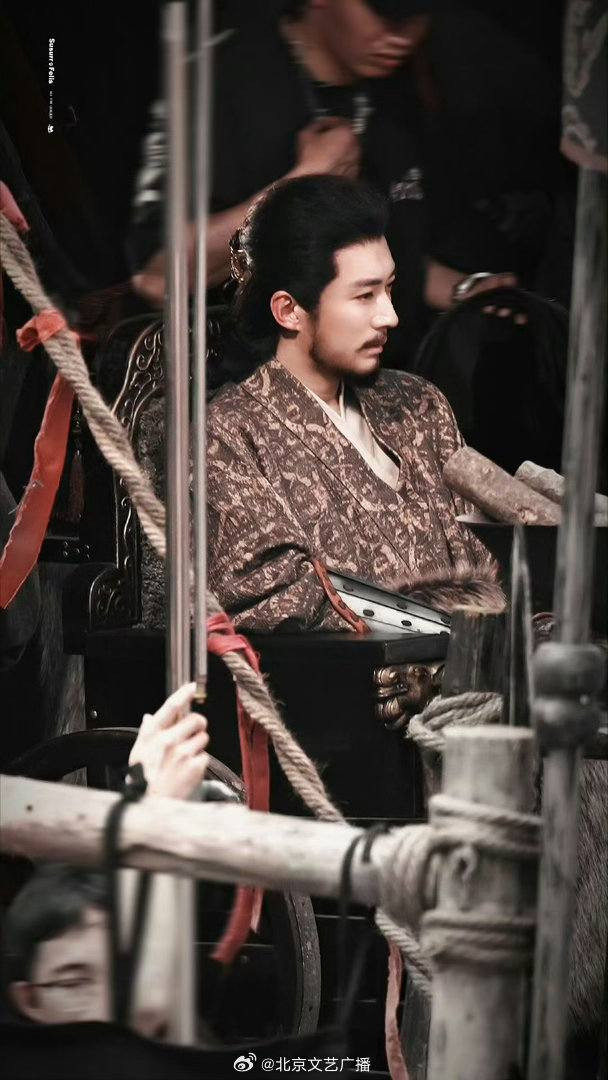 Sự kết hợp giữa Dương Mịch và Lưu Học Nghĩa trong Giang Sơn Đại Đồng hiện đang là chủ đề nóng trên các diễn đàn.Ảnh hậu trường: Weibo