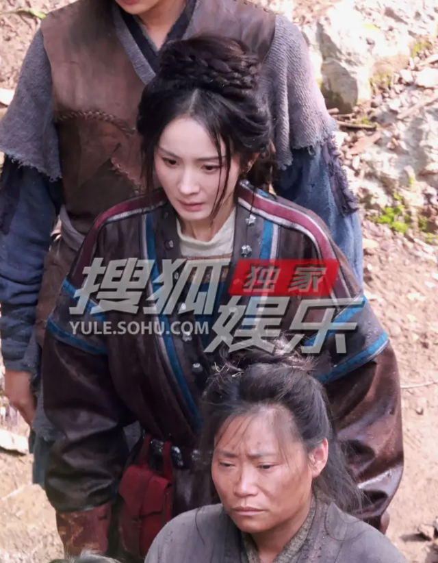 Tạo hình phong trần của Dương Mịch trong vai Phùng Thái hậu tại phim trường Giang Sơn Đại Đồng.Ảnh: Sohu