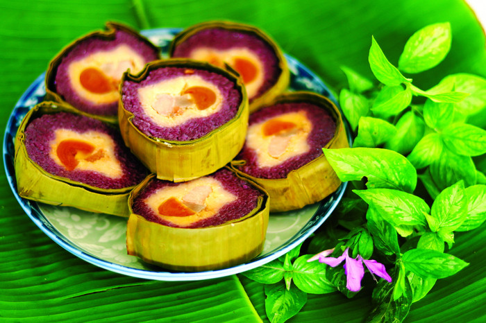 Bánh tét lá cẩm - đặc sản ở miền Tây quê hương Thuỷ Tiên.