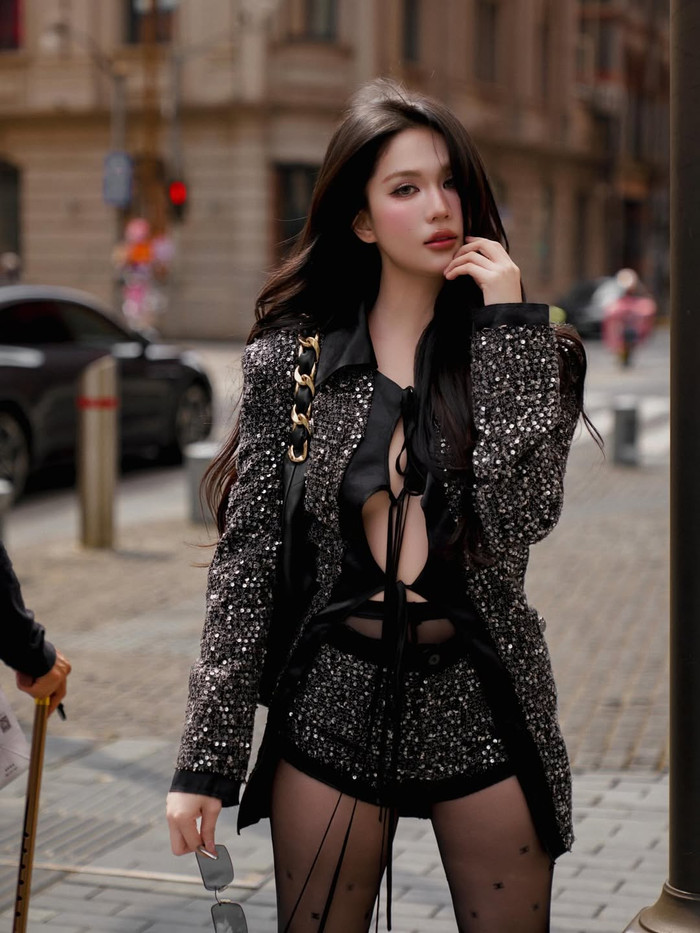 Ngọc Trinh diện trang phục quyến rũ. Chi tiết cắt xẻ táo bạo dễ khiến nhiều người 'đỏ mặt'.