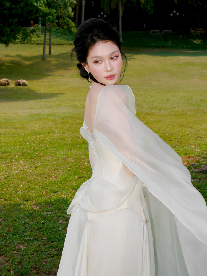 Ngọc Trinh vẫn trung thành với những bộ cánh gợi cảm.