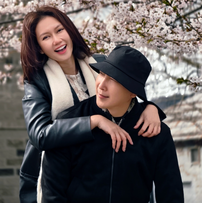 Hương Giang nở nụ cười rạng rỡ khi ở bên chồng. Ảnh: FBNV