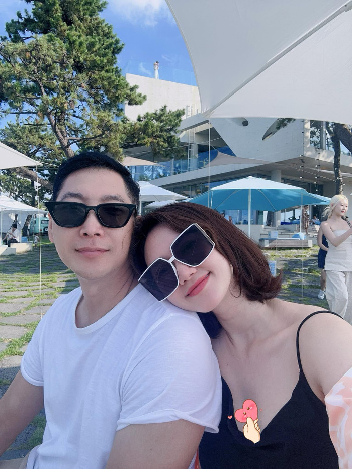 Hương Giang được chồng doanh nhân hết mực quan tâm, cưng chiều. Ảnh: FBNV