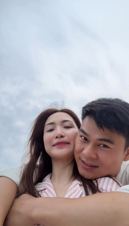 Khoảnh khắc lãng mạn của Hòa Minzy bên chồng sắp cưới nhận sự yêu thích từ khán giả.