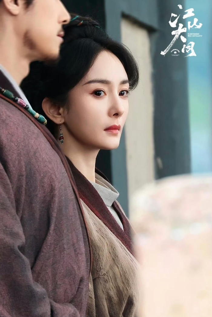 Ánh mắt già dặn được cho là phù hợp với hành trình số phận nhiều biến động của nhân vật.