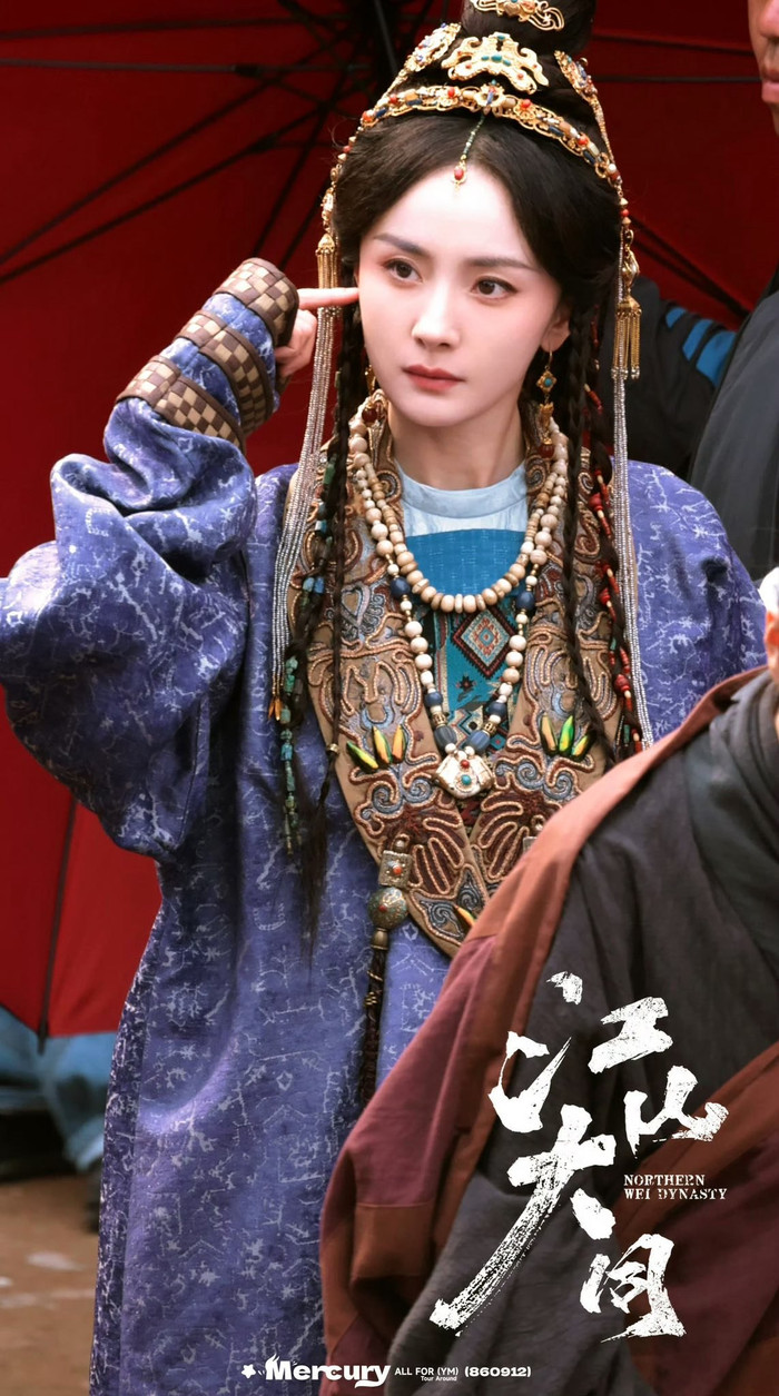 Dương Mịch gây chú ý khi loạt ảnh hậu trường phim cổ trang Giang Sơn Đại Đồng leo top tìm kiếm.