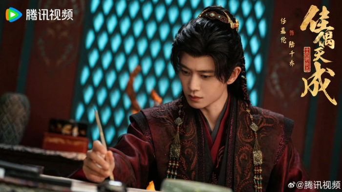 Gam màu u tối, không khí định mệnh tạo nên phong cách hình ảnh riêng.