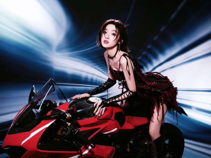 Tạo hình cưỡi mô tô của Đường Nghệ Hân khiến mạng xã hội dậy sóng. (Ảnh: Sohu)