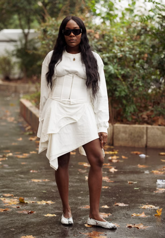 Giày búp bê luôn là món đồ kinh điển trong tủ đồ. Dù là mũi nhọn hay mũi tròn, tông màu cơ bản hay rực rỡ, chúng đều dễ dàng phối cùng mọi kiểu váy từ mini, maxi đến váy dự tiệc, tạo nên vẻ ngoài thanh lịch, nhẹ nhàng. Ảnh: Getty Images