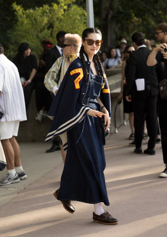 Xu hướng “fisherman aesthetic” mang giày thuyền trở lại mạnh mẽ. Khi phối cùng váy denim, tổng thể sẽ trở nên cân bằng giữa nét cá tính và nữ tính, tránh cảm giác quá cứng nhắc. Ảnh: Getty Images