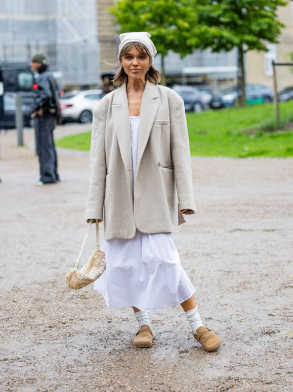 Phong cách boho đang trở lại mạnh mẽ, và Birkenstocks là lựa chọn hoàn hảo nếu bạn muốn theo đuổi xu hướng này theo cách thoải mái hơn. Phối cùng váy sẽ tạo nên vẻ ngoài tự do, phóng khoáng. Ảnh: Getty Images