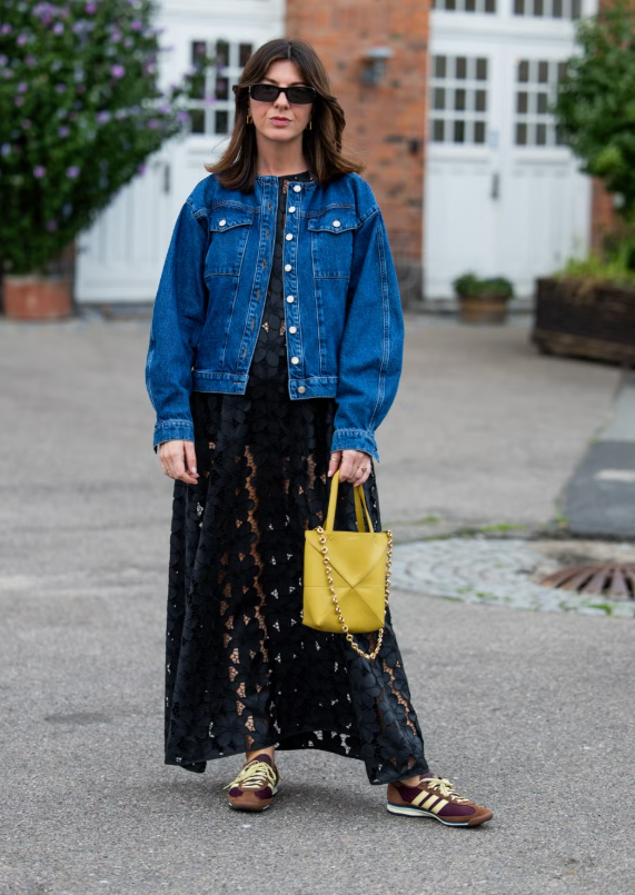 Sự kết hợp giữa váy và giày thể thao luôn được yêu thích nhờ tính năng động. Những đôi sneakers giúp “làm dịu” sự điệu đà của váy, đồng thời mang lại cảm giác dễ chịu khi di chuyển cả ngày. Ảnh: Getty Images