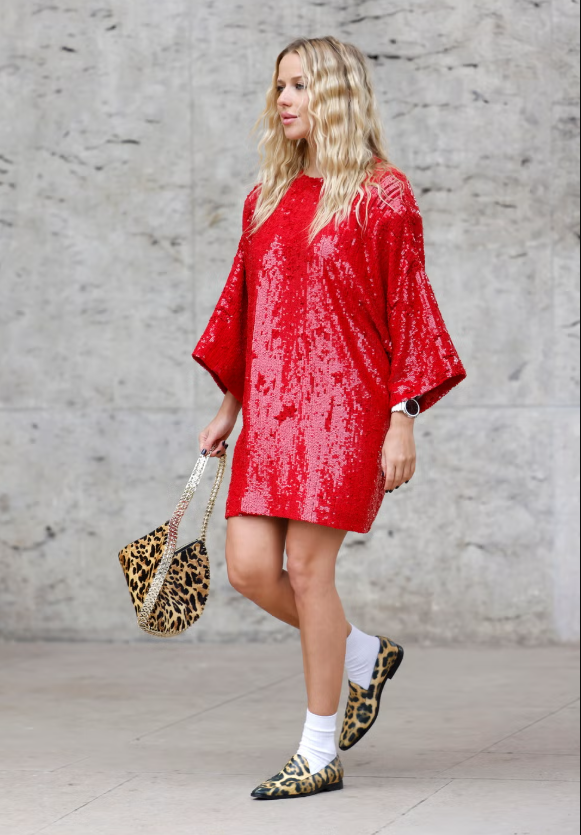 Nếu cần một outfit phù hợp môi trường công sở, loafers là lựa chọn lý tưởng. Kiểu giày này giúp tổng thể trở nên chỉn chu hơn, đồng thời vẫn bắt kịp xu hướng “corporate-core” hiện đại. Ảnh: Getty Images