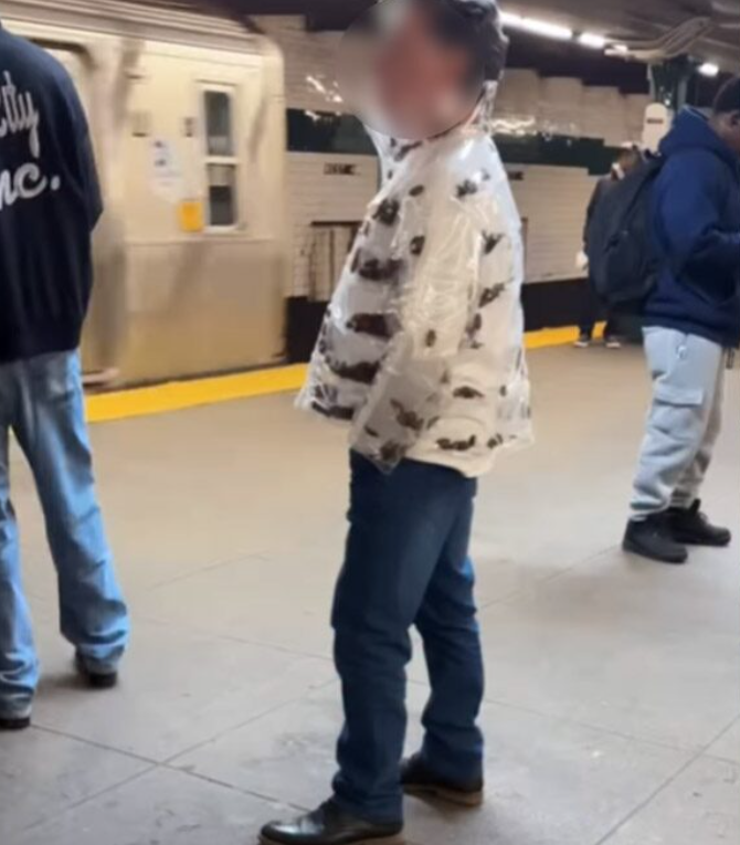 Người đàn ông mặc chiếc áo khoác trong suốt ra đường, kinh hãi với thứ bên trong Ảnh 1