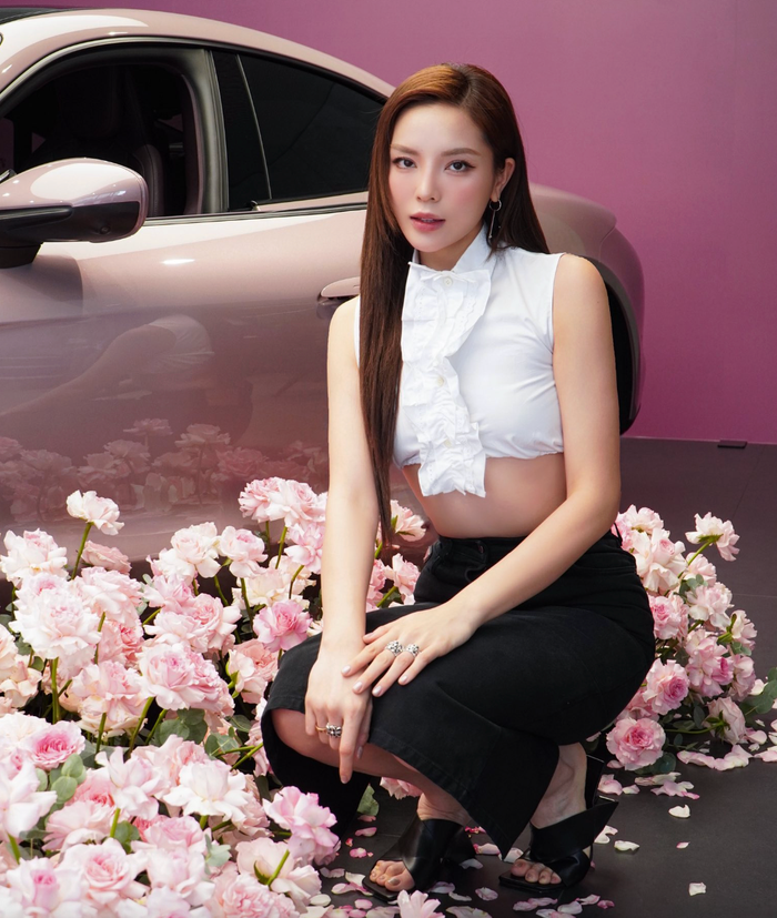 Kỳ Duyên không giấu khỏi sự vui sướng khi khoe đã mua thêm xế hộp tiền tỷ với khán giả. Ảnh: FBNV