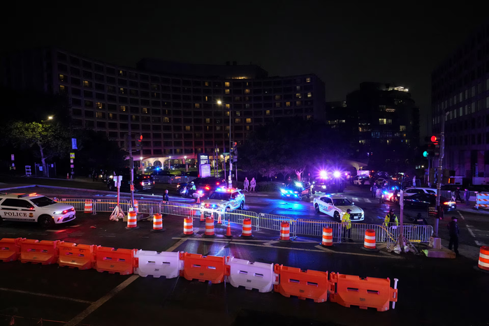 Cảnh sát tập trung tại hiện trường. (Ảnh: Reuters)