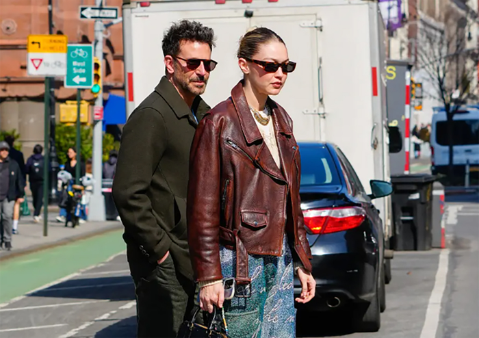 Gigi Hadid cũng mô tả mối quan hệ hiện tại giữa cô với bạn trai là “rất lãng mạn và hạnh phúc”.