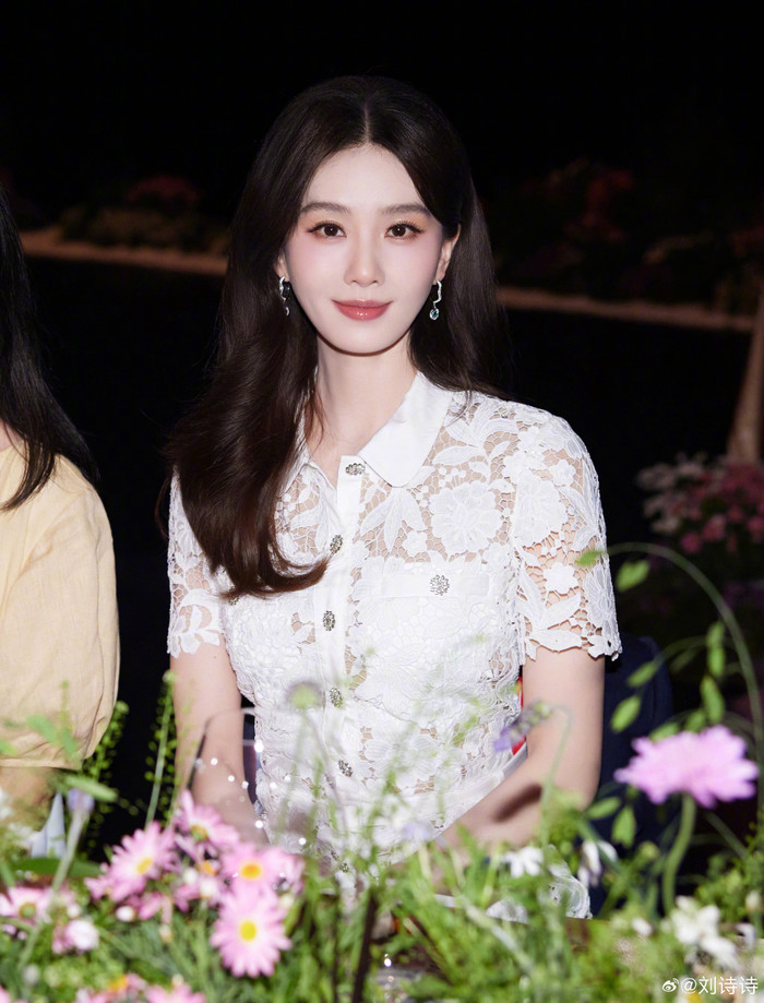 Lưu Thi Thi được nhiều khán giả yêu mến nhờ tính cách thân thiện, nhan sắc xinh đẹp. Ảnh: Weibo