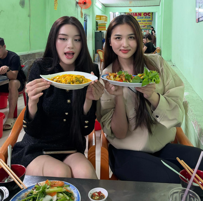 Phương Oanh hào hứng khoe những khoảnh khắc ở bên các hoa, á hậu đình đám. Ảnh: FBNV