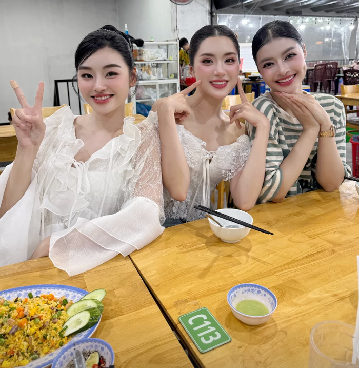 Phương Oanh vui vẻ chụp hình cùng Kiều Loan và Yến Nhi sau khi tham gia một sự kiện. Ảnh: IGNV