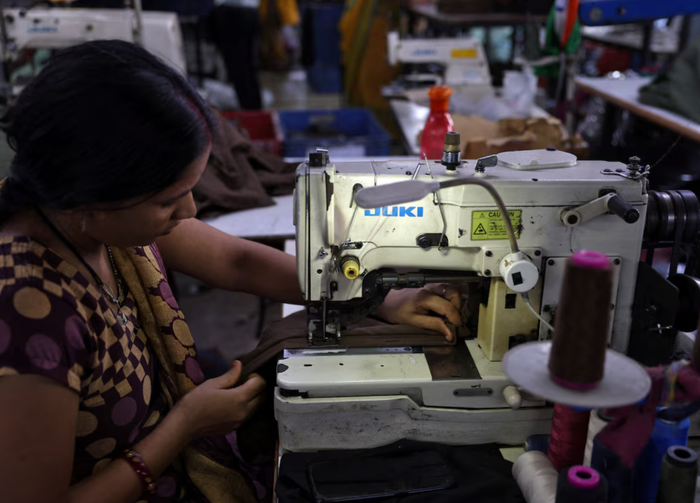 Tại Surat, nhiều nhà máy đã phải cắt giảm công suất do chi phí tăng cao và nhu cầu suy yếu (Ảnh: Reuters).