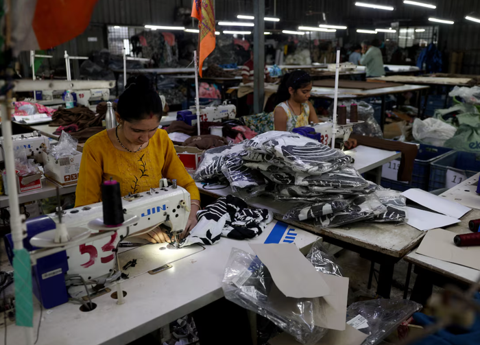 Giá nhiên liệu hóa thạch tăng mạnh sau khi xung đột Iran bùng phát đang tạo ra áp lực lớn đối với các nhà sản xuất polyester tại châu Á (Ảnh: Reuters).