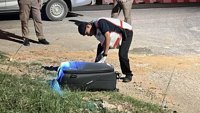 Phát hiện chiếc vali lạ trước cổng trường học, kinh ngạc thứ giấu bên trong Ảnh 1