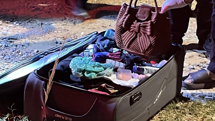 Phát hiện chiếc vali lạ trước cổng trường học, kinh ngạc thứ giấu bên trong Ảnh 2