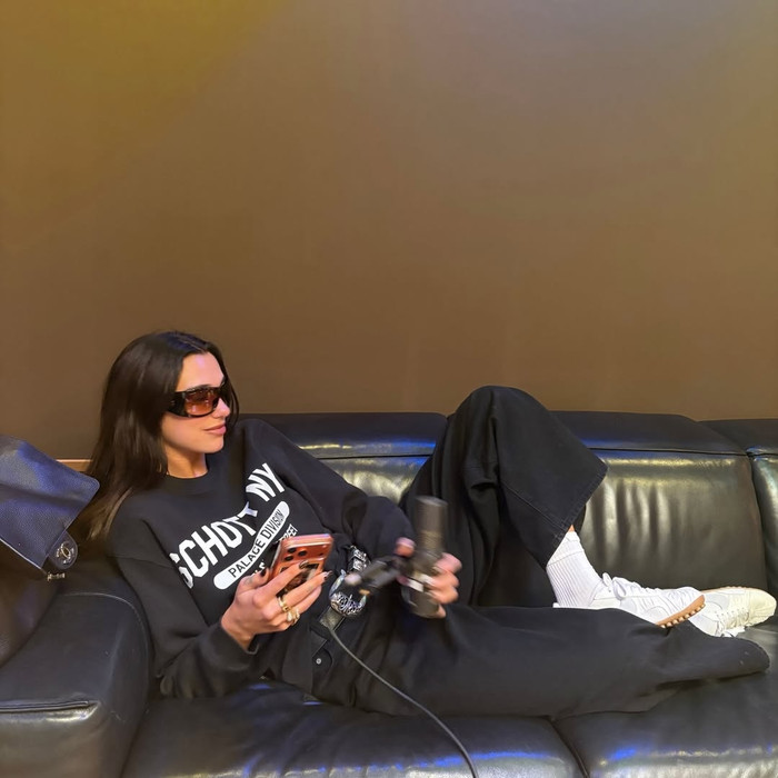 Dua Lipa lấy chồng nhưng không 'bỏ cuộc chơi' Ảnh 2