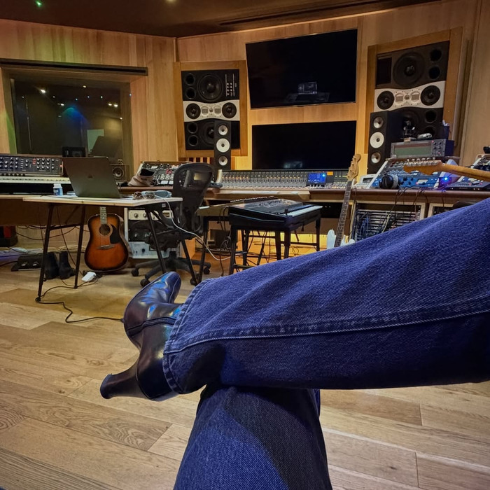 Dua Lipa lấy chồng nhưng không 'bỏ cuộc chơi' Ảnh 3