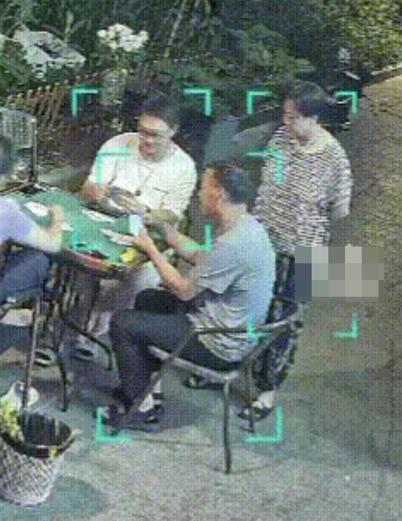 Kinh hoàng máy lạnh rơi tự do, cụ bà thoát chết trong tích tắc Ảnh 1