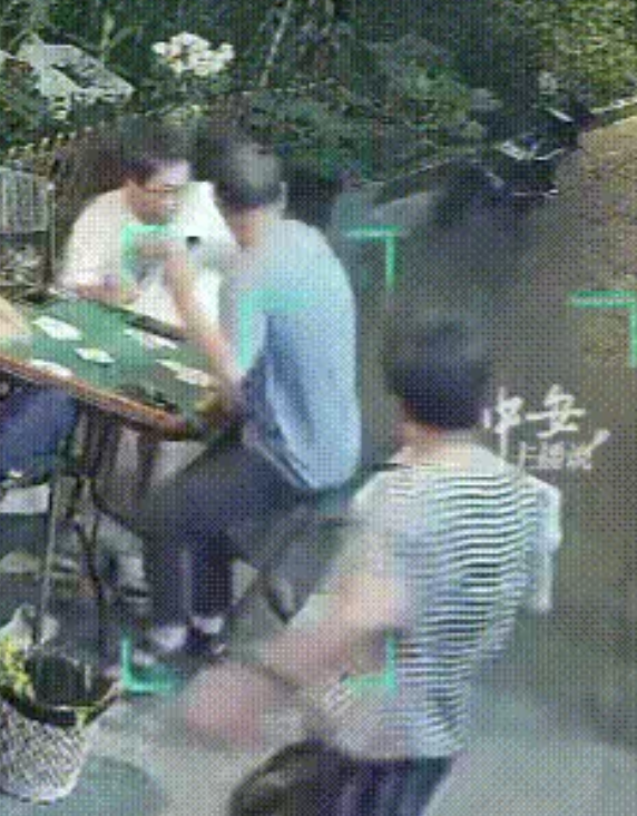 Kinh hoàng máy lạnh rơi tự do, cụ bà thoát chết trong tích tắc Ảnh 3