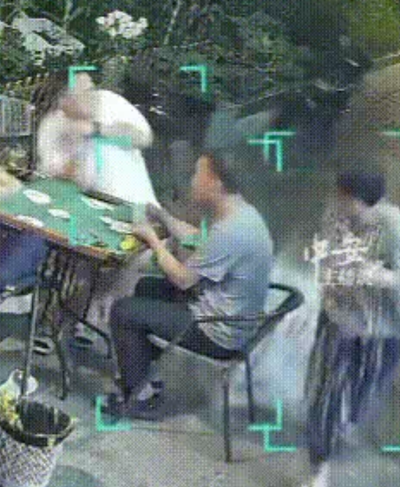 Kinh hoàng máy lạnh rơi tự do, cụ bà thoát chết trong tích tắc Ảnh 2