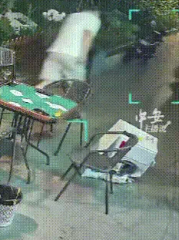 Kinh hoàng máy lạnh rơi tự do, cụ bà thoát chết trong tích tắc Ảnh 4