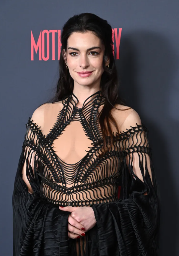 Anne Hathaway khoe phong cách gợi cảm và nhan sắc đỉnh cao trong bộ ảnh mới. Ảnh: Getty Images